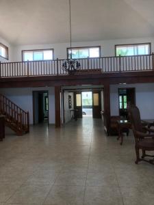 une grande chambre avec un escalier et un salon dans l'établissement VILLA GUAVABERRY n, à Paraíso