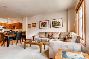 布雷肯里奇1 Bedroom Mountain View Condo Located In Historic Downtown Breckenridge Close To Shopping, Dining, Night Life的客厅里有一张沙发和一张桌子。 更多10张照片