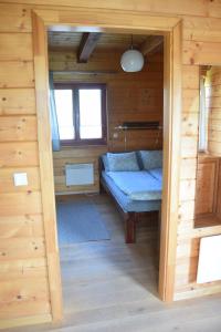 una piccola camera con un letto in una cabina di Málnás Vendégház-Raspberry Guesthouse a Nagymaros
