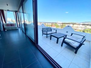 Fotografie z fotogalerie ubytování 5-Star feel - Luxury penthouse for 4 with huge balcony & view ,8 min from Athens airport v destinaci Koropíon