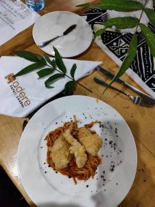 einen Teller Spaghetti und Fleischbällchen auf dem Tisch in der Unterkunft Adere Safari lodge 