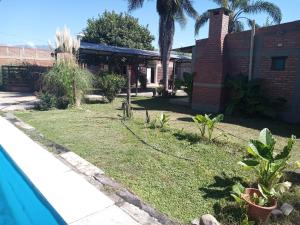 a backyard with a pool and a house at MI REFUGIO in Cerrillos