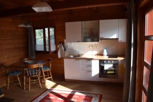 cocina con mesa y comedor en Málnás Vendégház-Raspberry Guesthouse, en Nagymaros