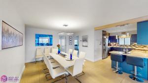 Luxury, Exclusive Building, Ocean Views, and Private Rooftop Sundeck的厨房或小厨房