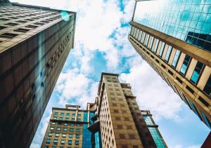 dos edificios altos mirando hacia el cielo en FLAT HOTEL DOIS QUARTOS AV IBIRAPUERA 2927 en São Paulo