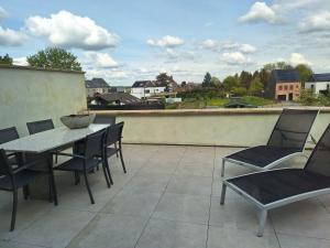 a patio with a table and chairs on a roof at Kapstertje in Grimbergen