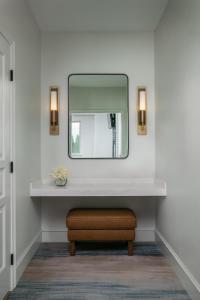 baño con espejo, banco y taburete en The Westin Sacramento, en Sacramento