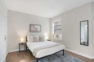 En eller flere senge i et værelse på 1BR Tranquil Hyde Park Apartment - Harper 202 & 402 rep