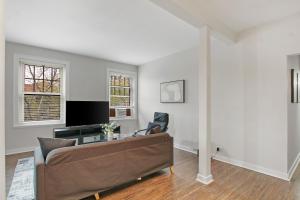 1BR Tranquil Hyde Park Apartment - Harper 202 & 402 rep في شيكاغو: غرفة معيشة مع أريكة وتلفزيون