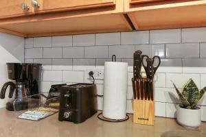 A cozinha ou kitchenette de 1BR Tranquil Hyde Park Apartment - Harper 202 & 402 rep
