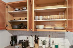 Een keuken of kitchenette bij 1BR Tranquil Hyde Park Apartment - Harper 202 & 402 rep