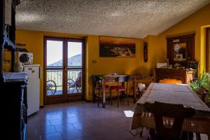 eine Küche mit einem Tisch und einem Esszimmer in der Unterkunft B&B Pian Savin in Giaveno