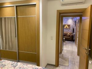 um corredor com uma porta que leva a uma sala de estar em Appartement élégant em Sousse