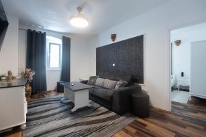 una sala de estar con un sofá y una mesa en Maria Q. Cantoni, en Zadar