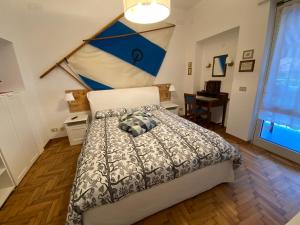 um quarto com uma cama, uma secretária e uma janela em B&B and Sail em Caorle