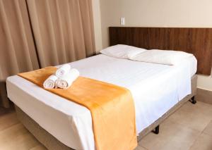 伊瓜苏Vila Castelo Residencial no Centro de Foz的一间卧室配有一张床,上面有两条可移动的毛巾