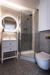 La salle de bains est pourvue d'une douche, de toilettes et d'un lavabo. dans l'établissement Apartament Morze, Sarbinowo, à Sarbinowo