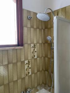eine Dusche mit Duschkopf im Bad in der Unterkunft “da nonna Lucia” in Lequile