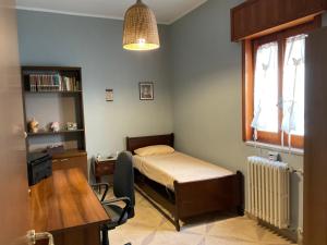 Schlafzimmer mit einem Bett, einem Schreibtisch und einem Tisch in der Unterkunft “da nonna Lucia” in Lequile