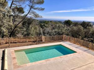 einen Pool im Hinterhof eines Hauses in der Unterkunft Villa Spacieuse dans le sud de la France in Piolenc