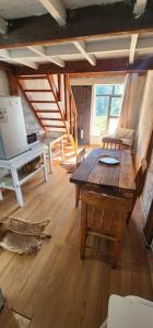 sala de estar con mesa de madera y escalera en Turismo Rural Lo Vilches, en Chillán