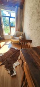un soggiorno con tavolo e divano di Turismo Rural Lo Vilches a Chillán