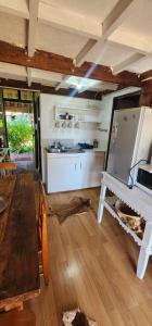 cocina con mesa y nevera en Turismo Rural Lo Vilches, en Chillán