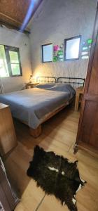 una camera con un grande letto di Turismo Rural Lo Vilches a Chillán