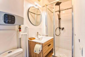 a bathroom with a sink and a shower at La Casa Vega - Casino, plage et parking in Villers-sur-Mer