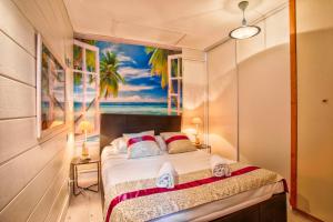 a bedroom with a bed with a painting on the wall at La Casa Vega - Casino, plage et parking in Villers-sur-Mer