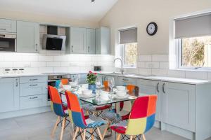 Kuchyň nebo kuchyňský kout v ubytování The Oak View: Haven Retreat in Bristol Countryside