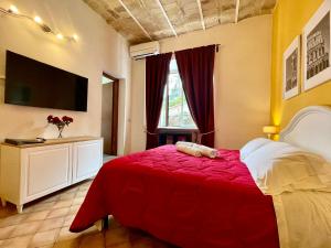 Un dormitorio con una cama con una manta roja. en Apt in front of the Vatican City, en Roma