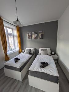 1 dormitorio con 2 camas y toallas. en Penzion Grand Nymburk en Nymburk