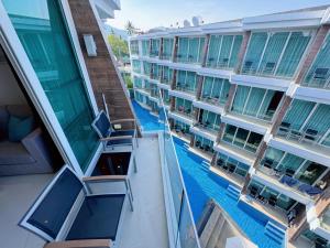 een luchtzicht op een zwembad in een gebouw bij Cozy Studio Rawai Beach Phuket in Ban Saiyuan (1)