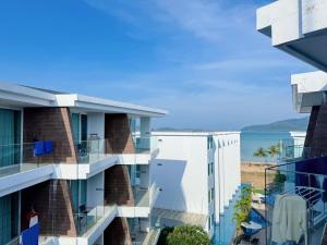 un immeuble d'appartements avec vue sur l'océan dans l'établissement Cozy Studio Rawai Beach Phuket, à Ban Saiyuan (1)