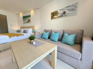 un salon avec un canapé et un lit dans l'établissement Cozy Studio Rawai Beach Phuket, à Ban Saiyuan (1) 34 autres photos