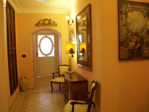 a hallway with a table and chairs and a door at B&B Diana in Syracuse