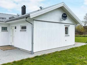 ein weißes Gebäude mit Garage in der Unterkunft Holiday home SÖLVESBORG X in Sölvesborg