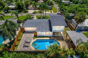 een luchtzicht op een huis met zonnepanelen op het dak bij Pompano Gem, 1 mi to Beach & 12 Pickleball courts in Pompano Beach
