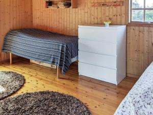 um quarto com uma cama e uma cómoda num quarto em Holiday home ELLÖS II em Ellös