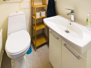een badkamer met een wit toilet en een wastafel bij Holiday home ELLÖS II in Ellös