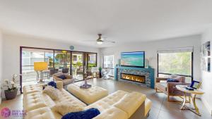 西耶斯塔岛Luxury, Exclusive Building, Ocean Views, and Private Rooftop Sundeck的带沙发和壁炉的客厅