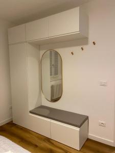 una stanza con specchio e parete bianca di Appartamento Scaligeri a Venzone