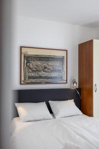1 dormitorio con 1 cama con una foto encima en Split Central City Apartment, en Split