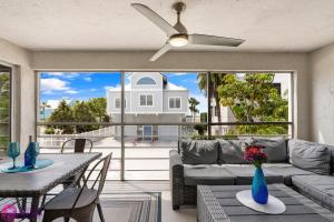 西耶斯塔岛Luxury, Exclusive Building, Ocean Views, and Private Rooftop Sundeck的带沙发和桌子的客厅