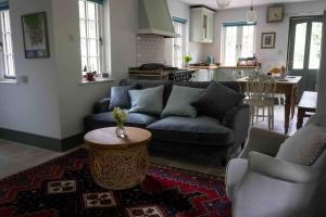 uma sala de estar com um sofá e uma mesa em The Cottage, Marlow em Buckinghamshire