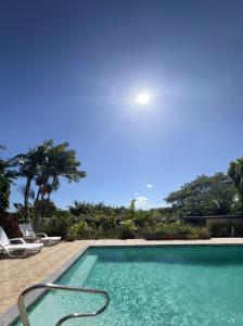 聖卡洛斯的住宿－Casa Eden Garden, Panama，房屋前带软管的游泳池