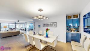 Luxury, Exclusive Building, Ocean Views, and Private Rooftop Sundeck的休息区
