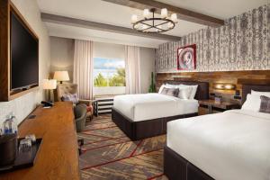 Habitación de hotel con 2 camas y sala de estar. en Silverton Casino Lodge - Newly Renovated en Las Vegas
