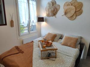 a living room with a couch with a table on it at Cocoon urbain : Aux portes des JO et de Disney in Vaires-sur-Marne